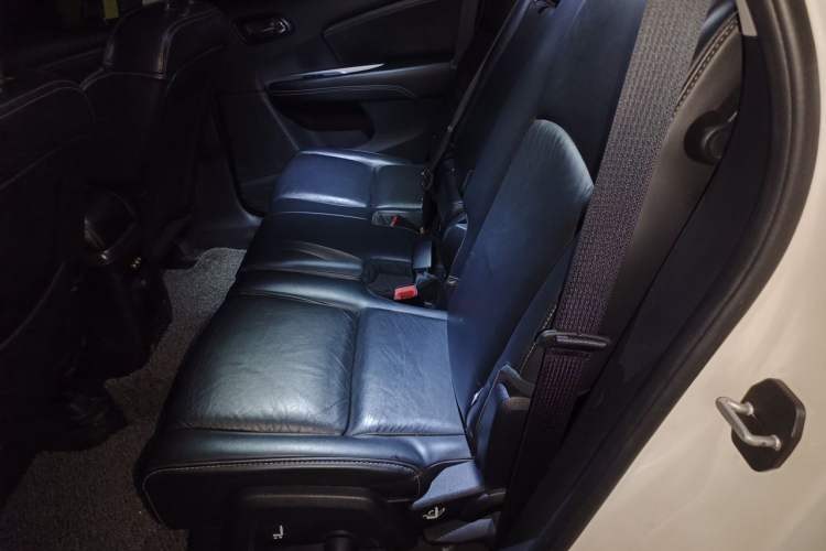 Used Dodge Journey 2013 2.4L Two-Wheel Drive Luxury Version Left Rear Seat