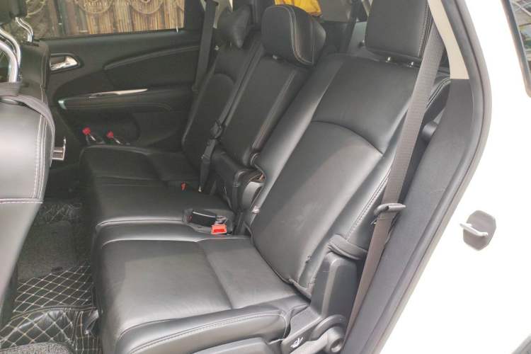 Used Dodge Journey 2013 2.4L Two-Wheel Drive Luxury Version Left Rear Seat