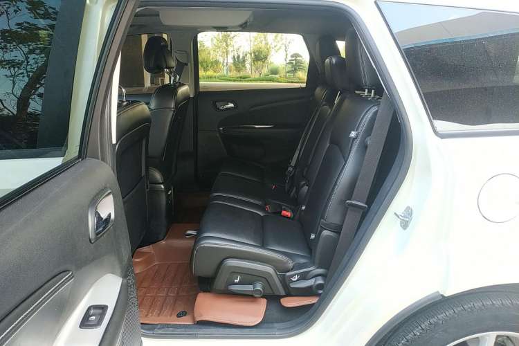 Used Dodge Journey 2013 2.4L Two-Wheel Drive Luxury Version Left Rear Seat
