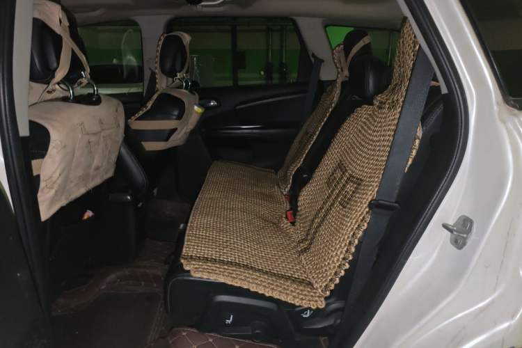 Used Dodge Journey 2013 2.4L Two-Wheel Drive Luxury Version Left Rear Seat