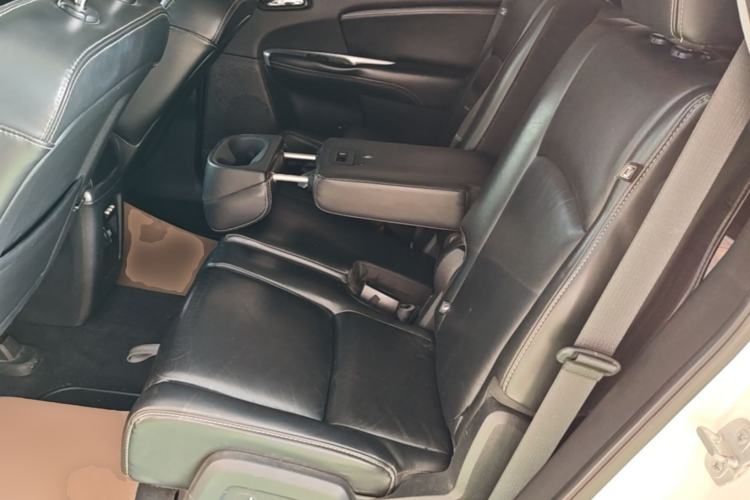 Used Dodge Journey 2013 2.4L Two-Wheel Drive Luxury Version Left Rear Seat