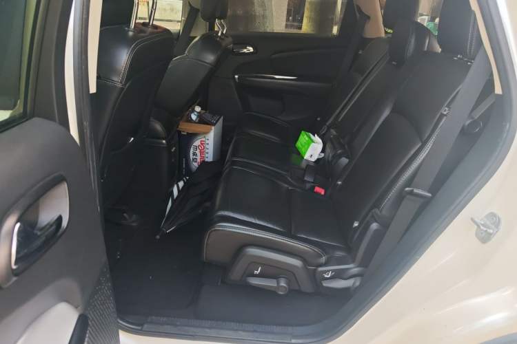 Used Dodge Journey 2013 2.4L Two-Wheel Drive Luxury Version Left Rear Seat