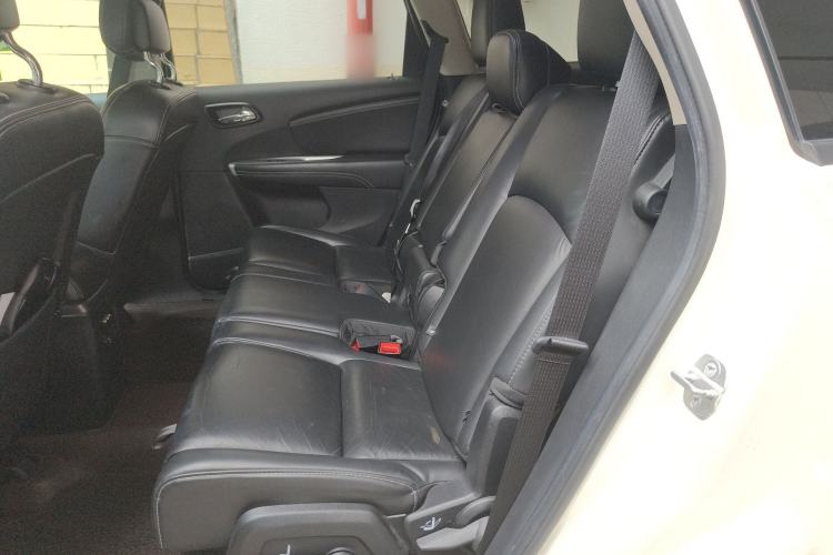 Used Dodge Journey 2013 2.4L Two-Wheel Drive Luxury Version Left Rear Seat