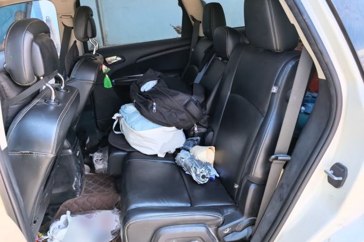 Used Dodge Journey 2013 2.4L Two-Wheel Drive Luxury Version Left Rear Seat