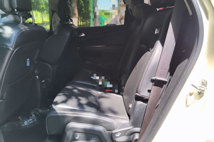 Used Dodge Journey 2013 2.4L Two-Wheel Drive Luxury Version Left Rear Seat