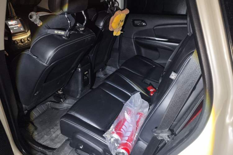 Used Dodge Journey 2013 2.4L Two-Wheel Drive Luxury Version Left Rear Seat