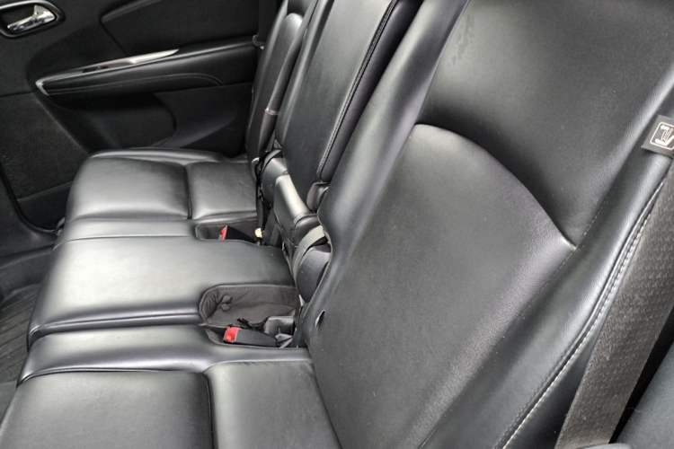 Used Dodge Journey 2013 2.4L Two-Wheel Drive Luxury Version Left Rear Seat