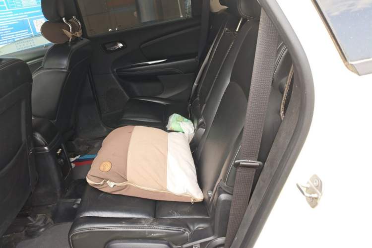 Used Dodge Journey 2013 2.4L Two-Wheel Drive Luxury Version Left Rear Seat