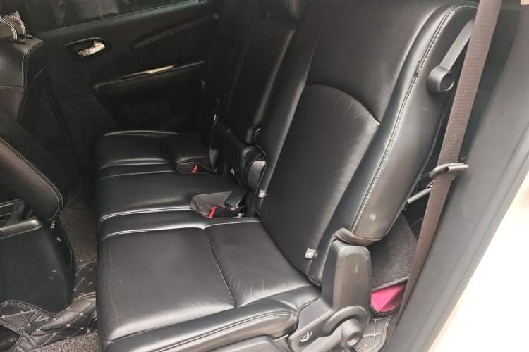 Used Dodge Journey 2013 2.4L Two-Wheel Drive Luxury Version Left Rear Seat