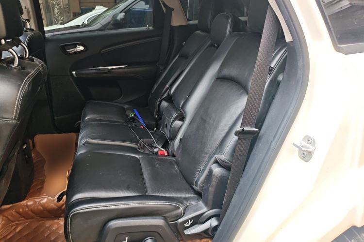 Used Dodge Journey 2013 2.4L Two-Wheel Drive Luxury Version Left Rear Seat