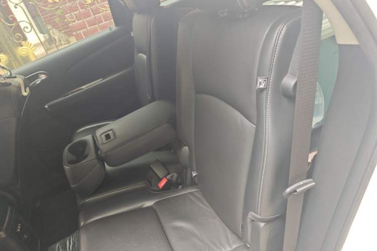 Used Dodge Journey 2013 2.4L Two-Wheel Drive Luxury Version Left Rear Seat