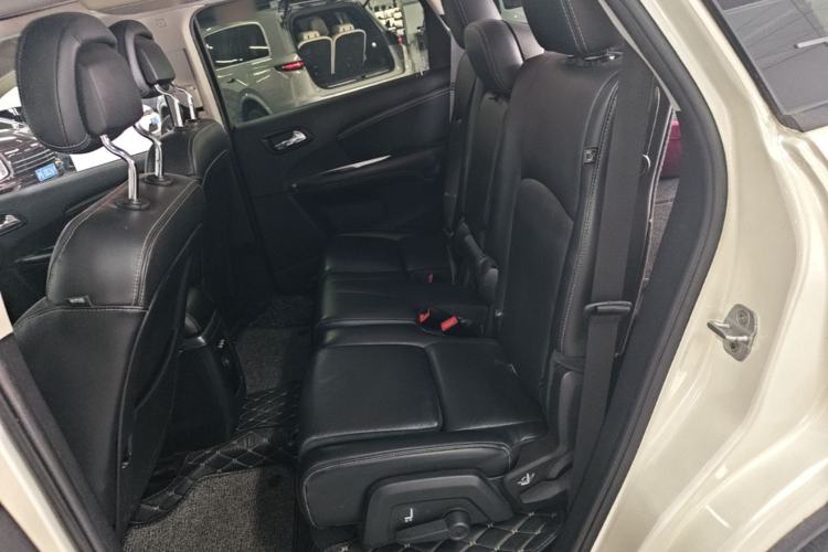 Used Dodge Journey 2013 2.4L Two-Wheel Drive Luxury Version Left Rear Seat