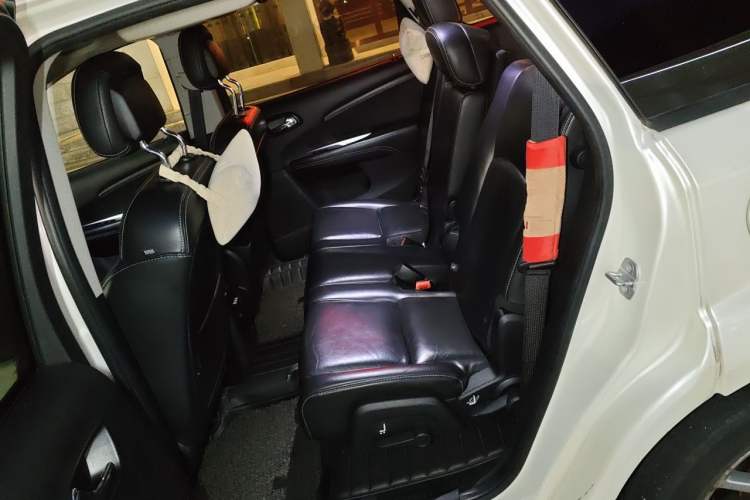 Used Dodge Journey 2013 2.4L Two-Wheel Drive Luxury Version Left Rear Seat