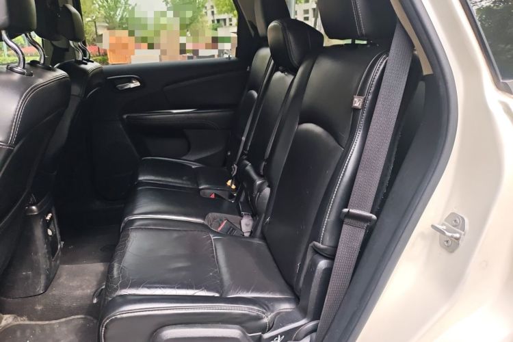 Used Dodge Journey 2013 2.4L Two-Wheel Drive Luxury Version Left Rear Seat