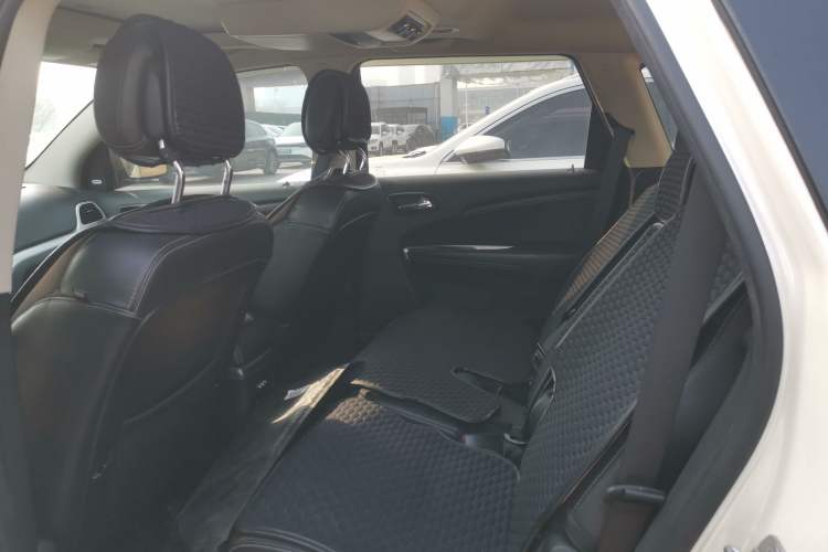 Used Dodge Journey 2013 2.4L Two-Wheel Drive Luxury Version Left Rear Seat