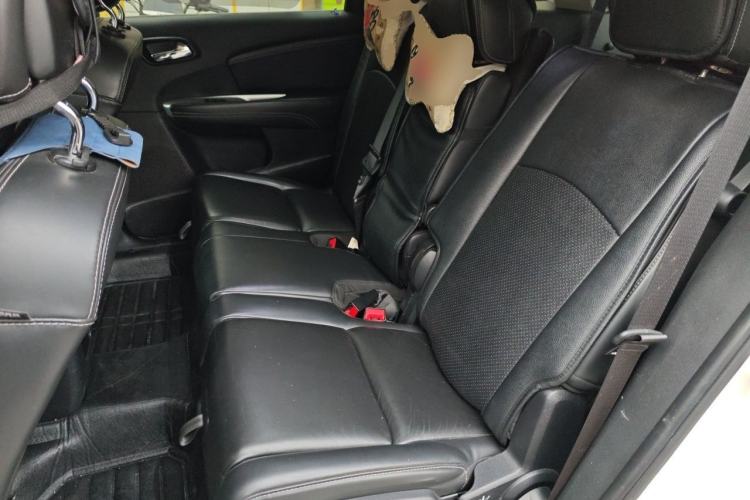 Used Dodge Journey 2013 2.4L Two-Wheel Drive Luxury Version Left Rear Seat