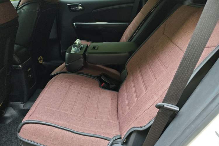 Used Dodge Journey 2013 2.4L Two-Wheel Drive Luxury Version Left Rear Seat