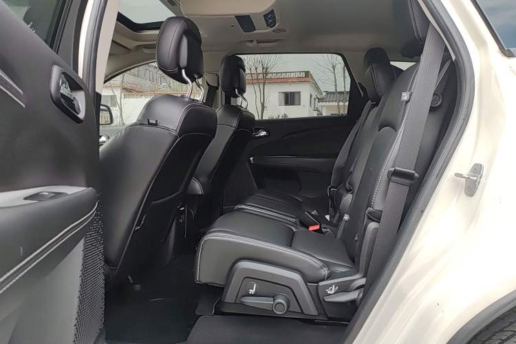 Used Dodge Journey 2013 2.4L Two-Wheel Drive Luxury Version Left Rear Seat