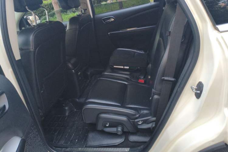 Used Dodge Journey 2013 2.4L Two-Wheel Drive Luxury Version Left Rear Seat
