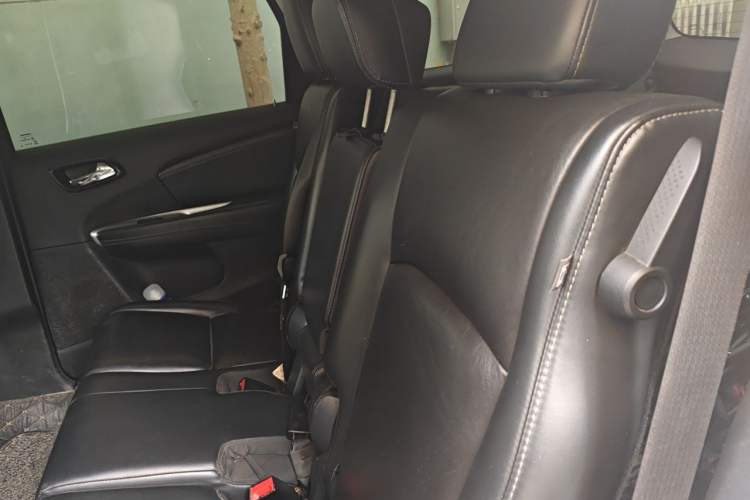 Used Dodge Journey 2013 2.4L Two-Wheel Drive Luxury Version Left Rear Seat