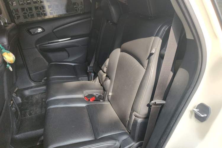 Used Dodge Journey 2013 2.4L Two-Wheel Drive Luxury Version Left Rear Seat