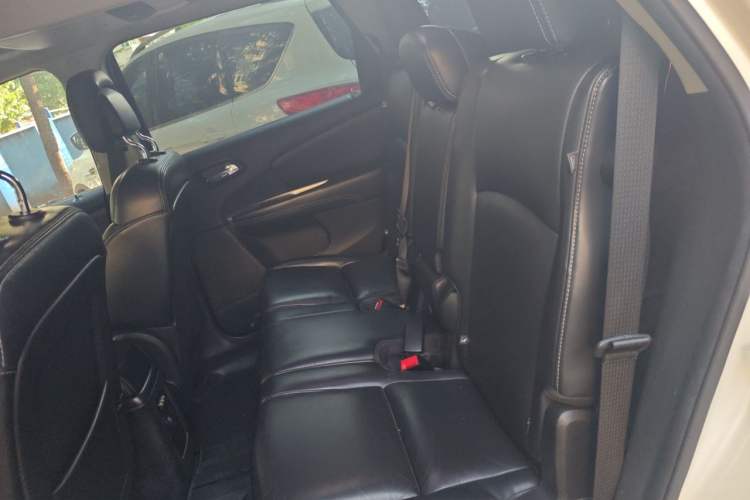 Used Dodge Journey 2013 2.4L Two-Wheel Drive Luxury Version Left Rear Seat
