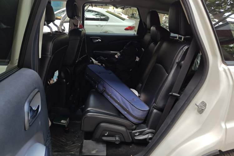 Used Dodge Journey 2013 2.4L Two-Wheel Drive Luxury Version Left Rear Seat