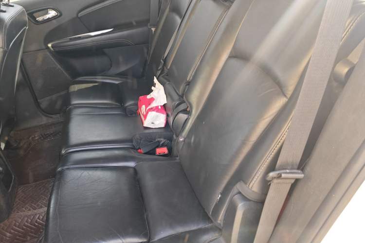 Used Dodge Journey 2013 2.4L Two-Wheel Drive Luxury Version Left Rear Seat
