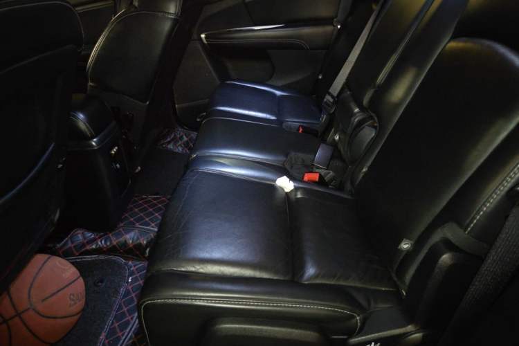 Used Dodge Journey 2013 2.4L Two-Wheel Drive Luxury Version Left Rear Seat