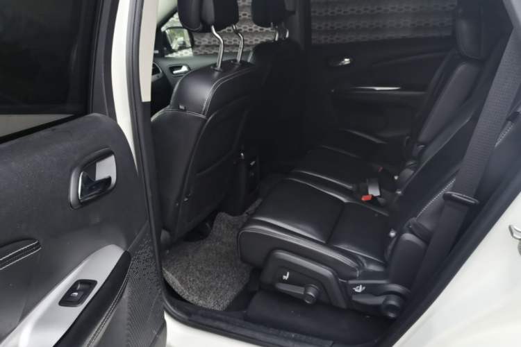 Used Dodge Journey 2013 2.4L Two-Wheel Drive Luxury Version Left Rear Seat