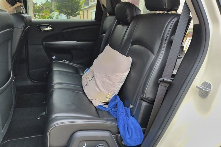 Used Dodge Journey 2013 2.4L Two-Wheel Drive Luxury Version Left Rear Seat