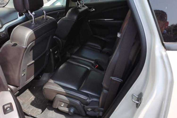 Used Dodge Journey 2013 2.4L Two-Wheel Drive Luxury Version Left Rear Seat