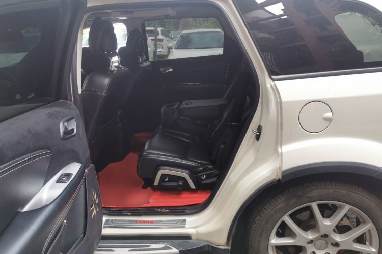 Used Dodge Journey 2013 2.4L Two-Wheel Drive Luxury Version Left Rear Seat