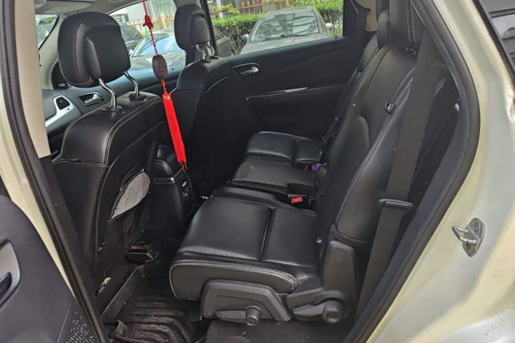 Used Dodge Journey 2013 2.4L Two-Wheel Drive Luxury Version Left Rear Seat