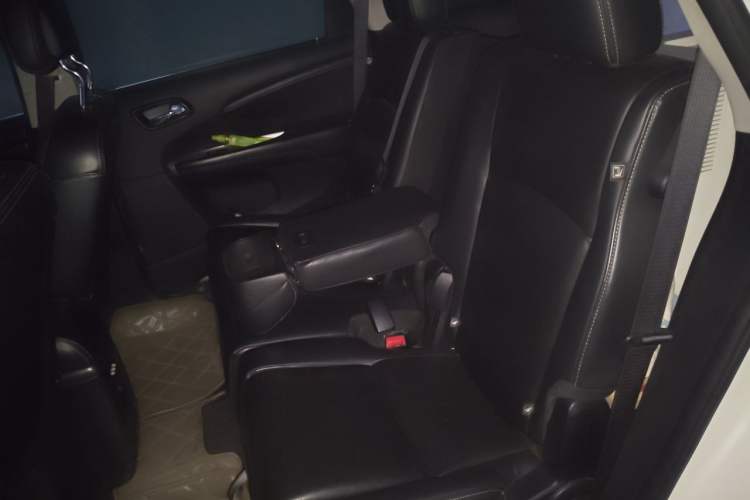 Used Dodge Journey 2013 2.4L Two-Wheel Drive Luxury Version Left Rear Seat