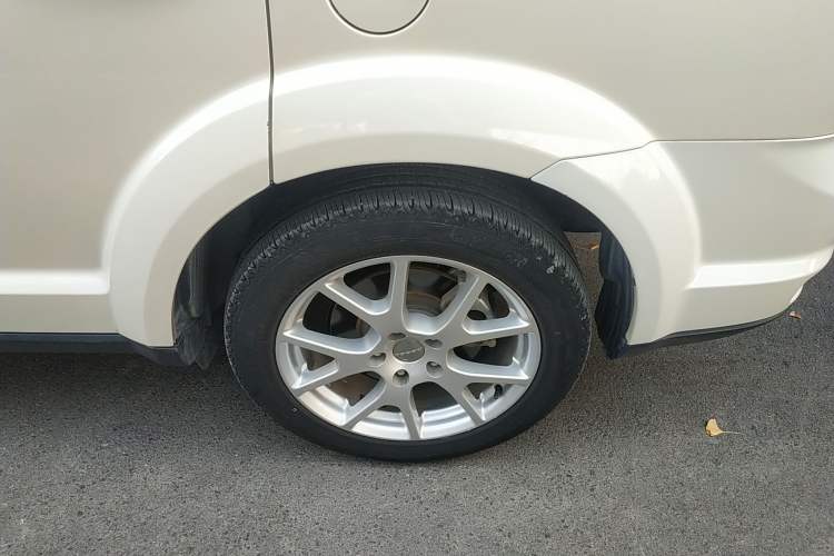 Used Dodge Journey 2013 2.4L Two-Wheel Drive Luxury Version Left Rear Wheel Hub