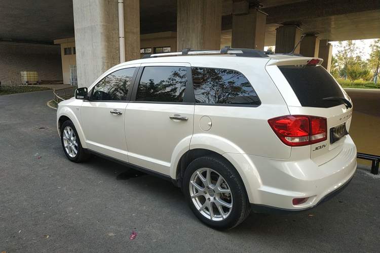 Used Dodge Journey 2013 2.4L Two-Wheel Drive Luxury Version Left Side