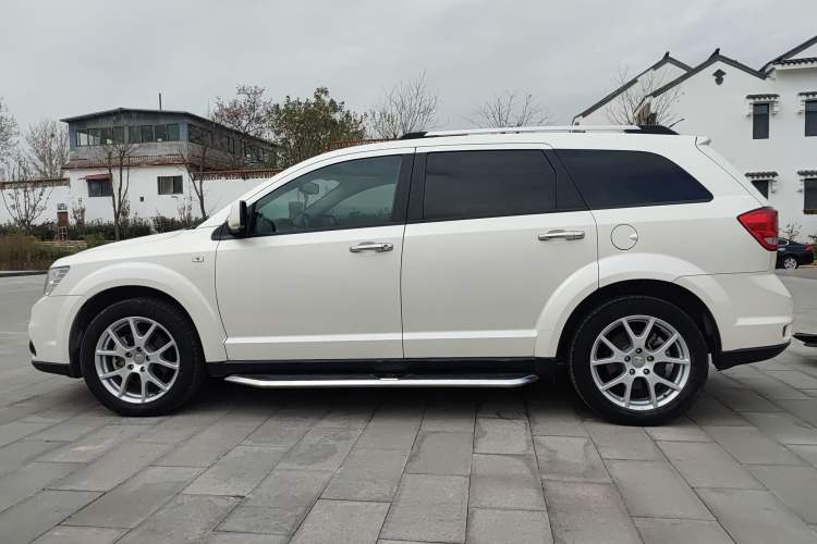 Used Dodge Journey 2013 2.4L Two-Wheel Drive Luxury Version Left Side