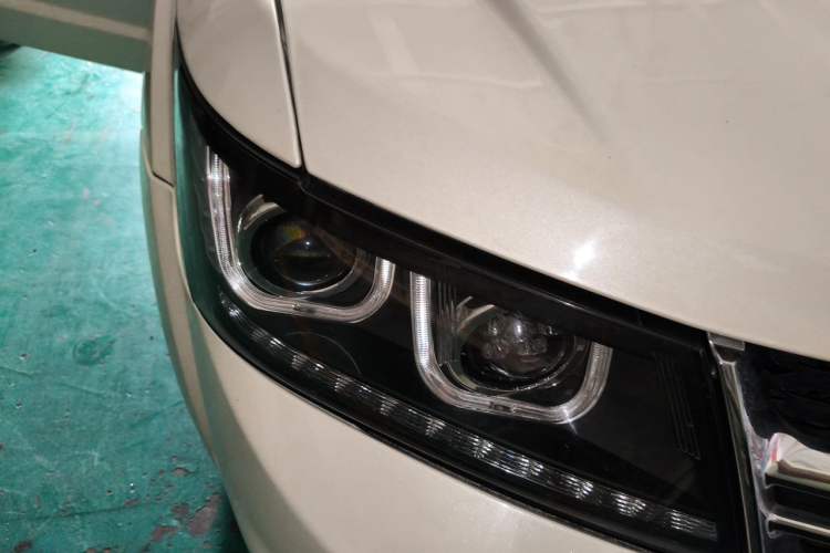 Used Dodge Journey 2013 2.4L Two-Wheel Drive Luxury Version Right Front Headlight