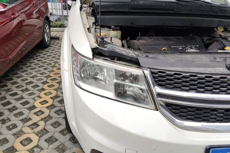 Used Dodge Journey 2013 2.4L Two-Wheel Drive Luxury Version Right Front Headlight