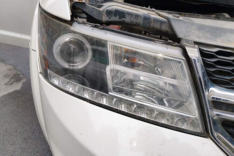 Used Dodge Journey 2013 2.4L Two-Wheel Drive Luxury Version Right Front Headlight