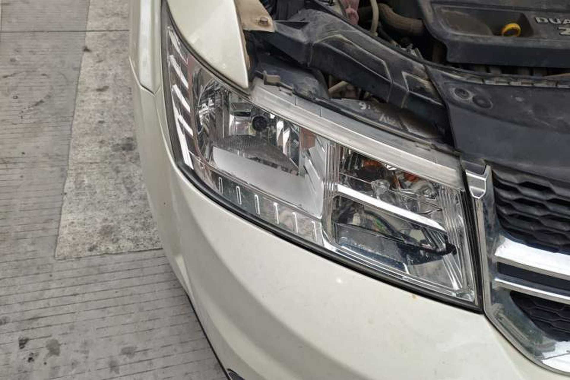 Used Dodge Journey 2013 2.4L Two-Wheel Drive Luxury Version Right Front Headlight
