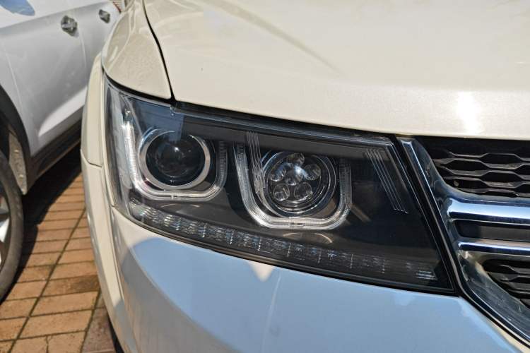 Used Dodge Journey 2013 2.4L Two-Wheel Drive Luxury Version Right Front Headlight