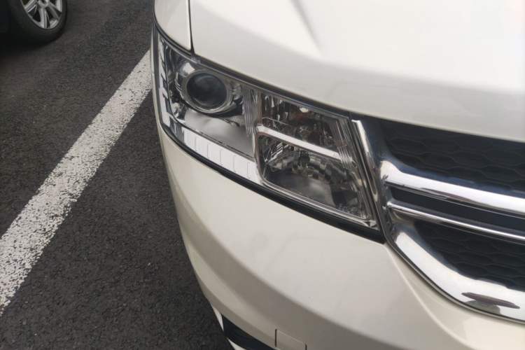 Used Dodge Journey 2013 2.4L Two-Wheel Drive Luxury Version Right Front Headlight