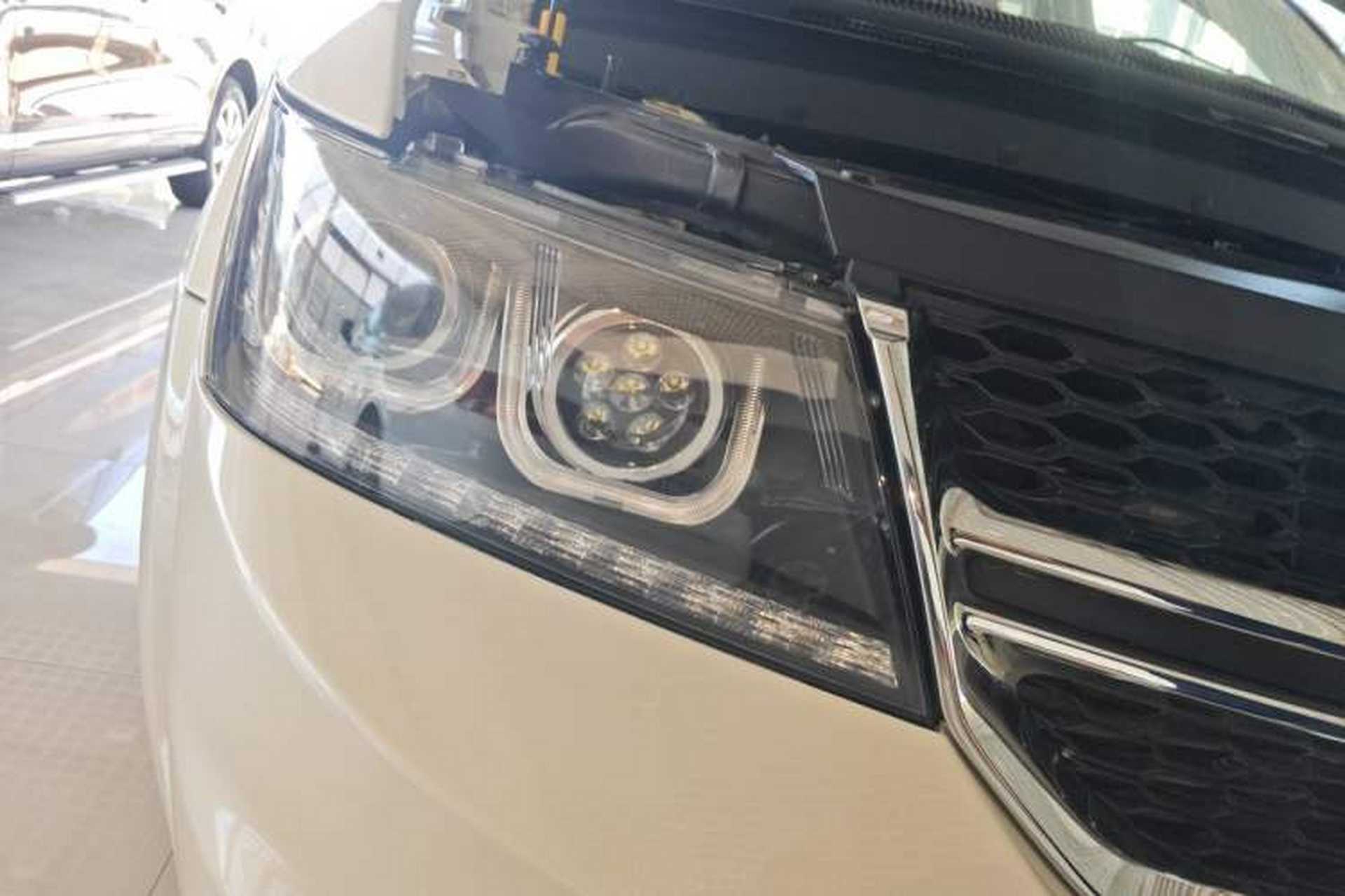 Used Dodge Journey 2013 2.4L Two-Wheel Drive Luxury Version Right Front Headlight