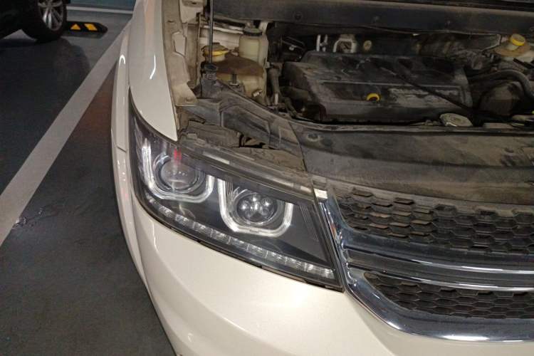 Used Dodge Journey 2013 2.4L Two-Wheel Drive Luxury Version Right Front Headlight