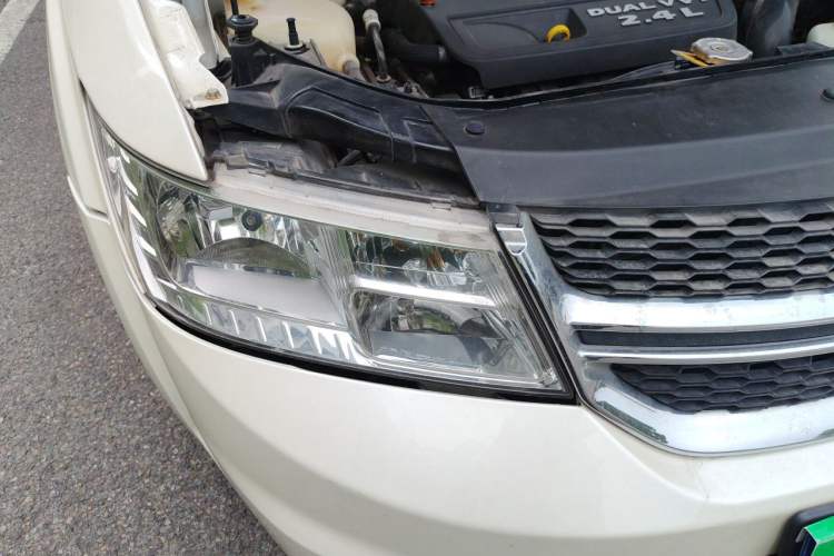 Used Dodge Journey 2013 2.4L Two-Wheel Drive Luxury Version Right Front Headlight