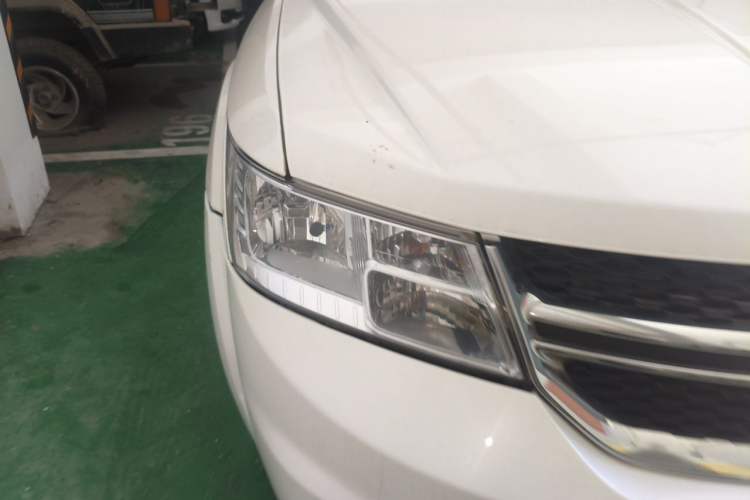 Used Dodge Journey 2013 2.4L Two-Wheel Drive Luxury Version Right Front Headlight