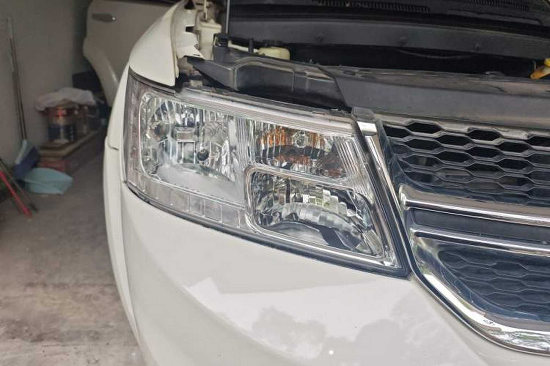 Used Dodge Journey 2013 2.4L Two-Wheel Drive Luxury Version Right Front Headlight