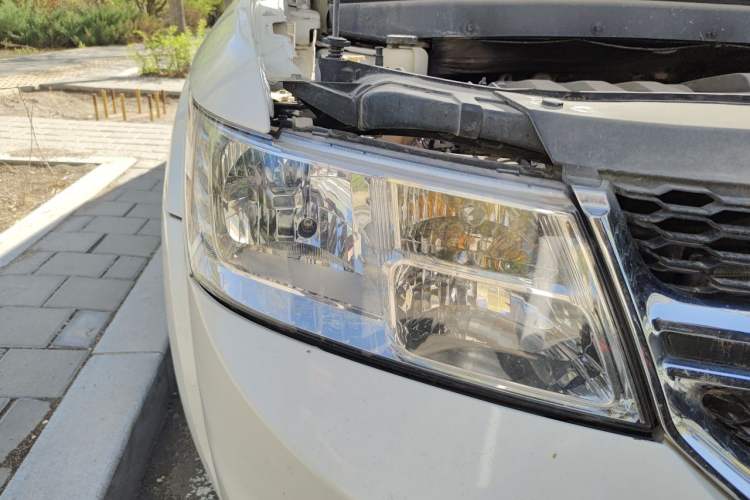 Used Dodge Journey 2013 2.4L Two-Wheel Drive Luxury Version Right Front Headlight